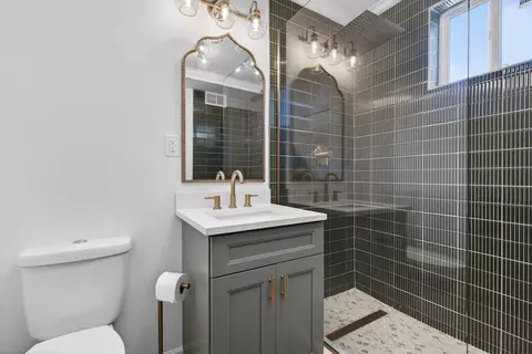 Bath - 846 N 5th Ave, Kankakee, IL 60901 photo 2 of 5
