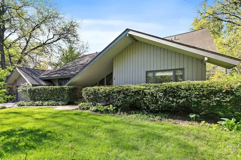 7211 Oakwood Ln, Crystal Lake, IL 60012