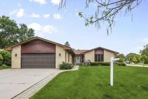 2653 N Bradford Dr, Arlington Heights, IL 60004