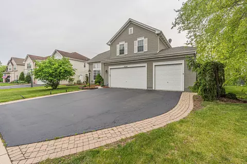 Exterior - 2324 Tracy Ln, Algonquin, IL 60102 photo 10 of 12