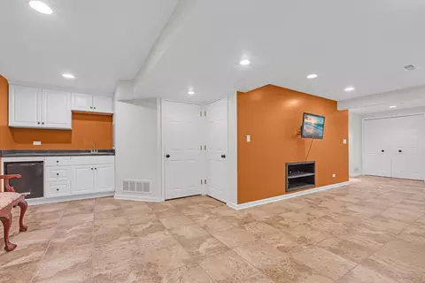 Living - 2324 Tracy Ln, Algonquin, IL 60102 photo 8 of 8
