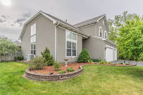 Exterior - 2324 Tracy Ln, Algonquin, IL 60102 photo 11 of 12