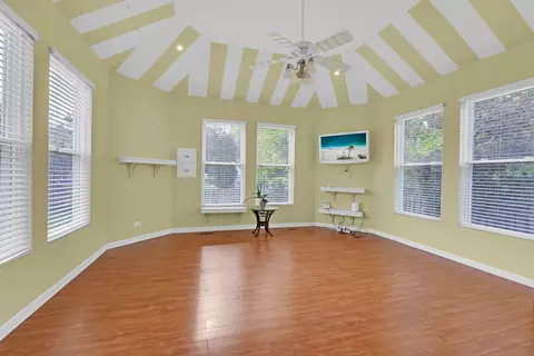 Living - 2324 Tracy Ln, Algonquin, IL 60102 photo 7 of 8