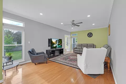 Living - 2324 Tracy Ln, Algonquin, IL 60102 photo 4 of 8