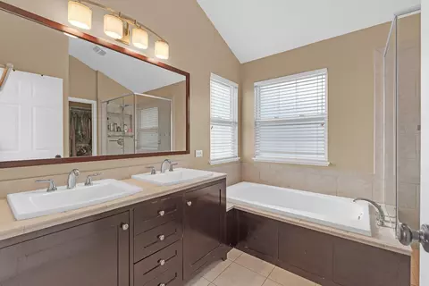 Bath - 2324 Tracy Ln, Algonquin, IL 60102 photo 3 of 5