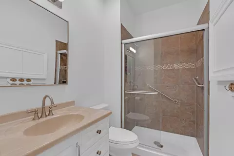 Bath - 2324 Tracy Ln, Algonquin, IL 60102 photo 1 of 5