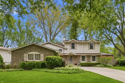 827 Liberty Bell Ln, Libertyville, IL 60048