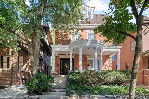 832 W Junior Ter, Chicago, IL 60613