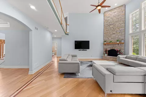 Living - 281 N Forest Dr, Addison, IL 60101 photo 6 of 6