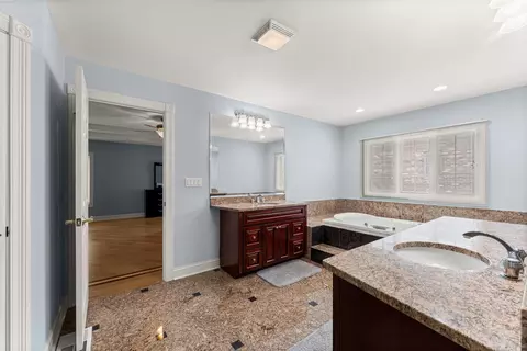 Bath - 281 N Forest Dr, Addison, IL 60101 photo 7 of 9