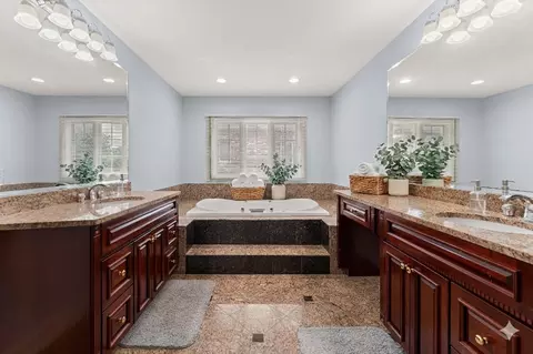 Bath - 281 N Forest Dr, Addison, IL 60101 photo 6 of 9