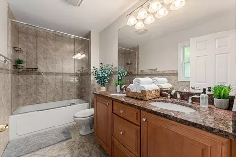 Bath - 281 N Forest Dr, Addison, IL 60101 photo 3 of 9
