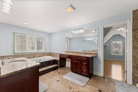 Bath - 281 N Forest Dr, Addison, IL 60101 photo 4 of 9