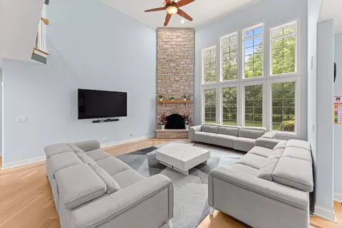Living - 281 N Forest Dr, Addison, IL 60101 photo 4 of 6