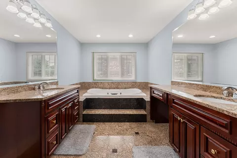 Bath - 281 N Forest Dr, Addison, IL 60101 photo 5 of 9