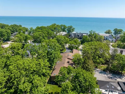 990 Sheridan Rd, Highland Park, IL 60035
