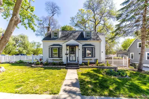 401 S Lake Ter, Mundelein, IL 60060