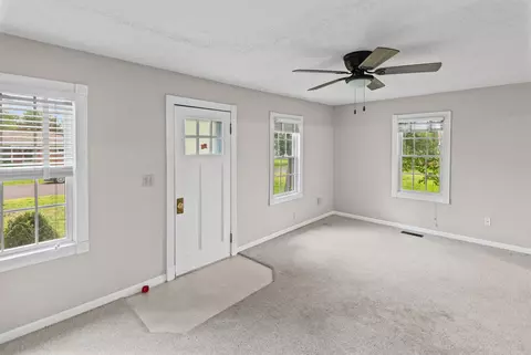 Living - 407 S Davis Ave, Centralia, IL 62801 photo 5 of 6