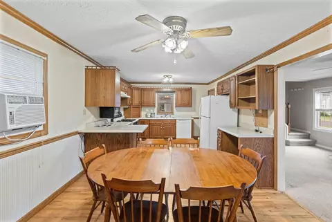 Dining - 407 S Davis Ave, Centralia, IL 62801 photo 2 of 4