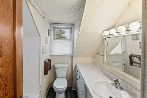Bath - 407 S Davis Ave, Centralia, IL 62801 photo 2 of 3