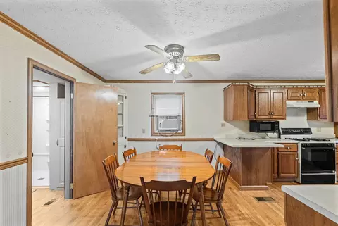 Dining - 407 S Davis Ave, Centralia, IL 62801 photo 1 of 4
