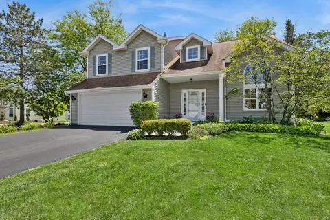 139 N Crooked Lake Ln, Lindenhurst, IL 60046
