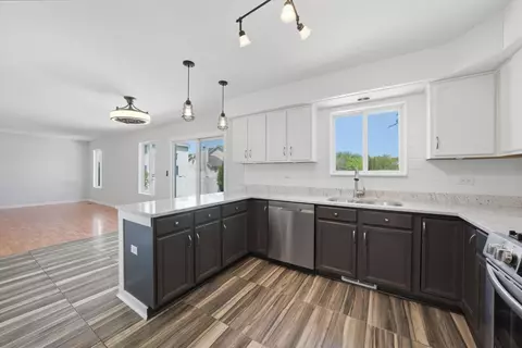 Kitchen - 5615 Stonybrook Dr, Plainfield, IL 60586 photo 4 of 5