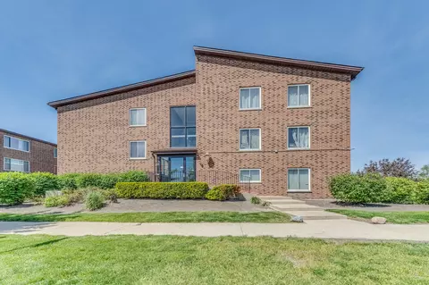 900 Perrie Dr #304, Elk Grove Village, IL 60007
