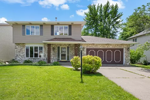 1705 Queens Dr, Bettendorf, IA 52722