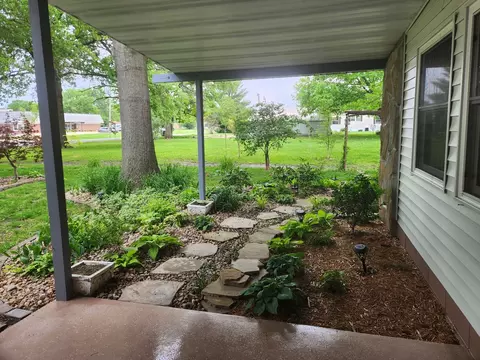 Exterior - 211 E Depew St, Odin, IL 62870 photo 10 of 11