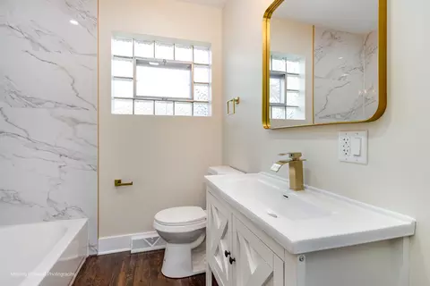 Bath - 1314 E 151st St, Dolton, IL 60419 photo 1 of 5