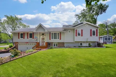 110 Oakwood Ln, Bartlett, IL 60103