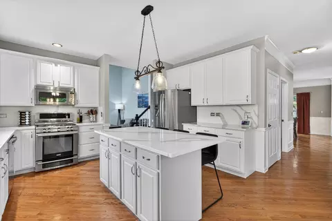 Kitchen - 941 Par Dr, Algonquin, IL 60102 photo 4 of 4