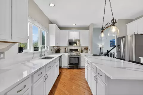Kitchen - 941 Par Dr, Algonquin, IL 60102 photo 2 of 4