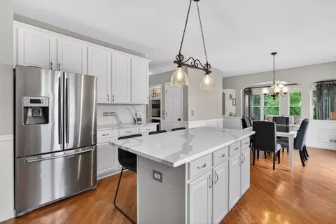 Kitchen - 941 Par Dr, Algonquin, IL 60102 photo 3 of 4