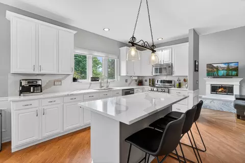 Kitchen - 941 Par Dr, Algonquin, IL 60102 photo 1 of 4