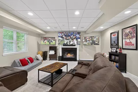 Living - 941 Par Dr, Algonquin, IL 60102 photo 2 of 2