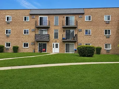 155 W Elk Trl #354, Carol Stream, IL 60188