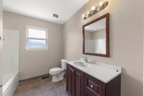 Bath - 7515 Burshire Dr, Plainfield, IL 60586 photo 2 of 3