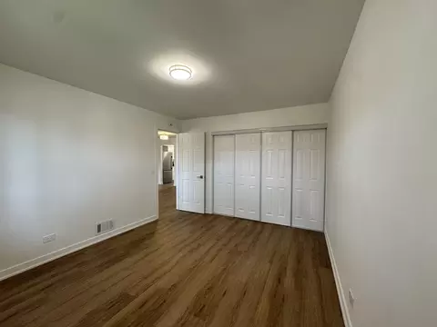 Bedroom - 633 Dulles Rd #B, Des Plaines, IL 60016 photo 3 of 6