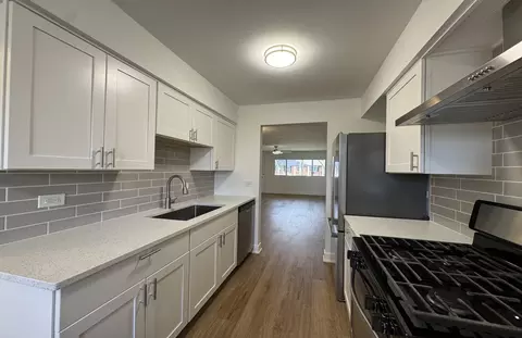Kitchen - 633 Dulles Rd #B, Des Plaines, IL 60016 photo 2 of 4
