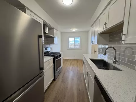 Kitchen - 633 Dulles Rd #B, Des Plaines, IL 60016 photo 1 of 4