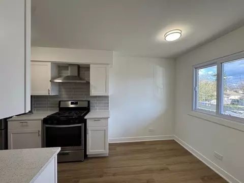 Kitchen - 633 Dulles Rd #B, Des Plaines, IL 60016 photo 3 of 4