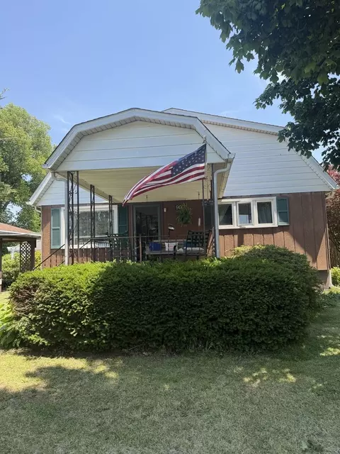 900 N Park St, Sesser, IL 62884
