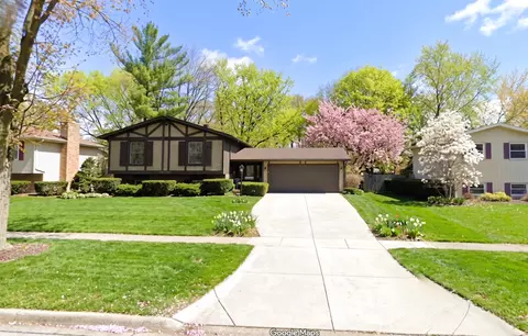905 Nottingham Ln, Crystal Lake, IL 60014