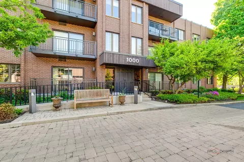1000 Deerfield Rd #303, Highland Park, IL 60035