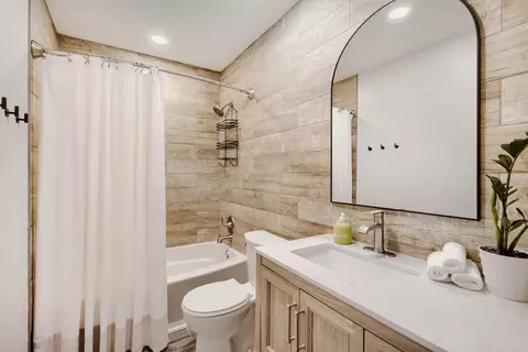 Bath - 445 E Fullerton Ave, Addison, IL 60101 photo 3 of 3
