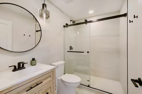 Bath - 445 E Fullerton Ave, Addison, IL 60101 photo 2 of 3