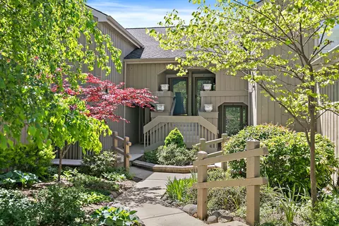 228 Hickory Ln #C, Lake Barrington, IL 60010