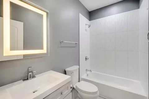 Bath - 6418 S Champlain Ave, Chicago, IL 60637 photo 1 of 2